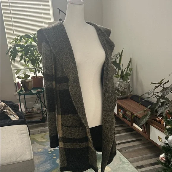 Cyrus Black and Tan Knitwear - Picture 5 of 12